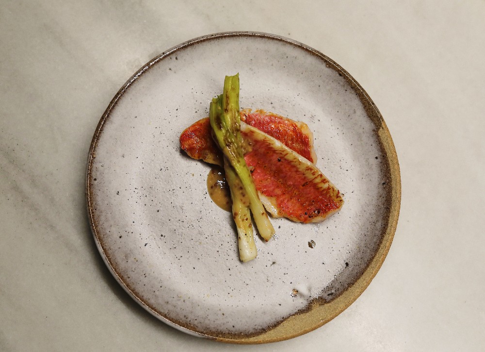 Salmonete con cal&ccedil;ots / Foto: Ikoya