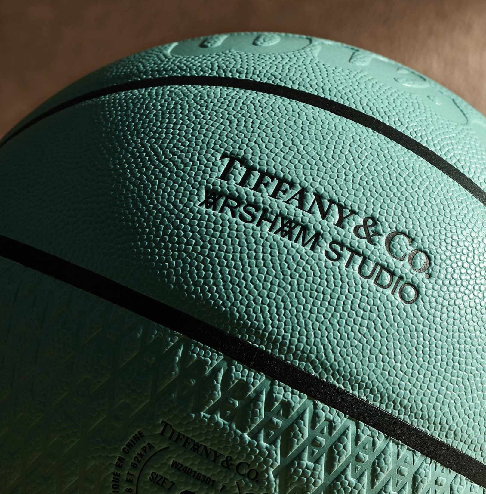 Bal&oacute;n de baloncesto de Tiffany y Daniel Arsham