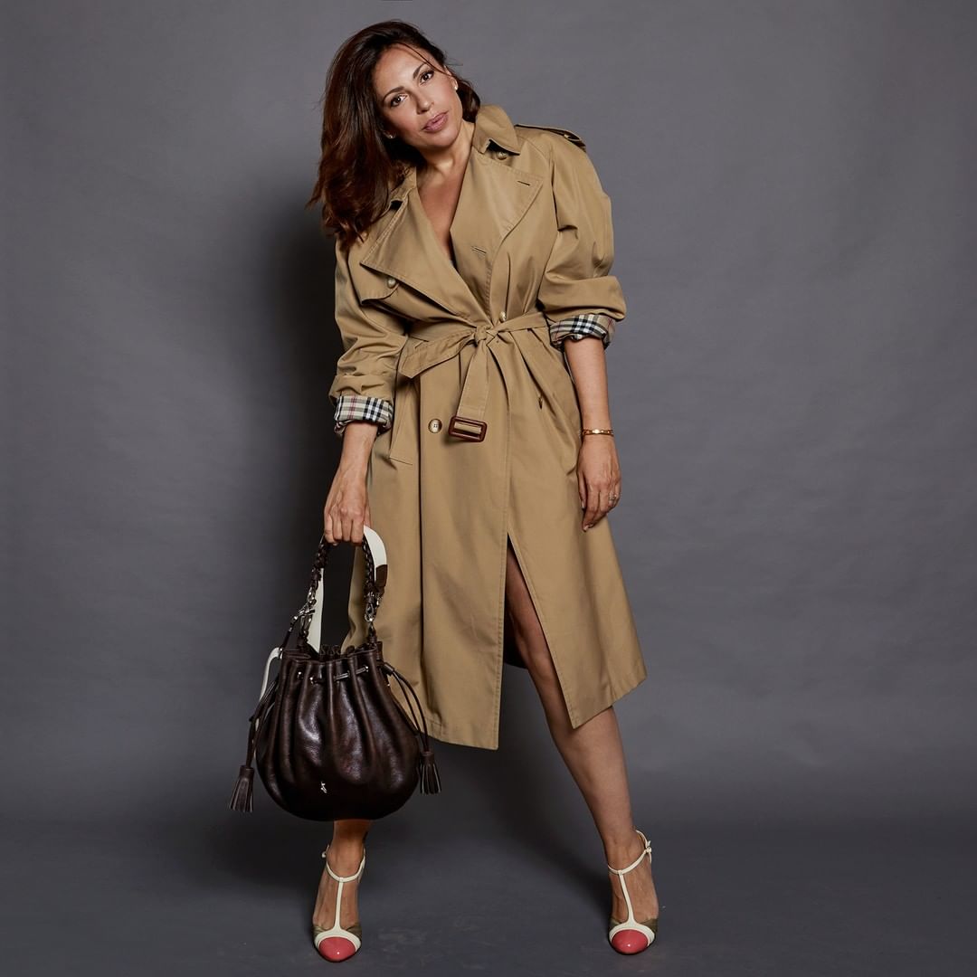 La dise&ntilde;adora Anna Cortina con el bolso que dise&ntilde;&oacute; junto a M&oacute;nica Cruz