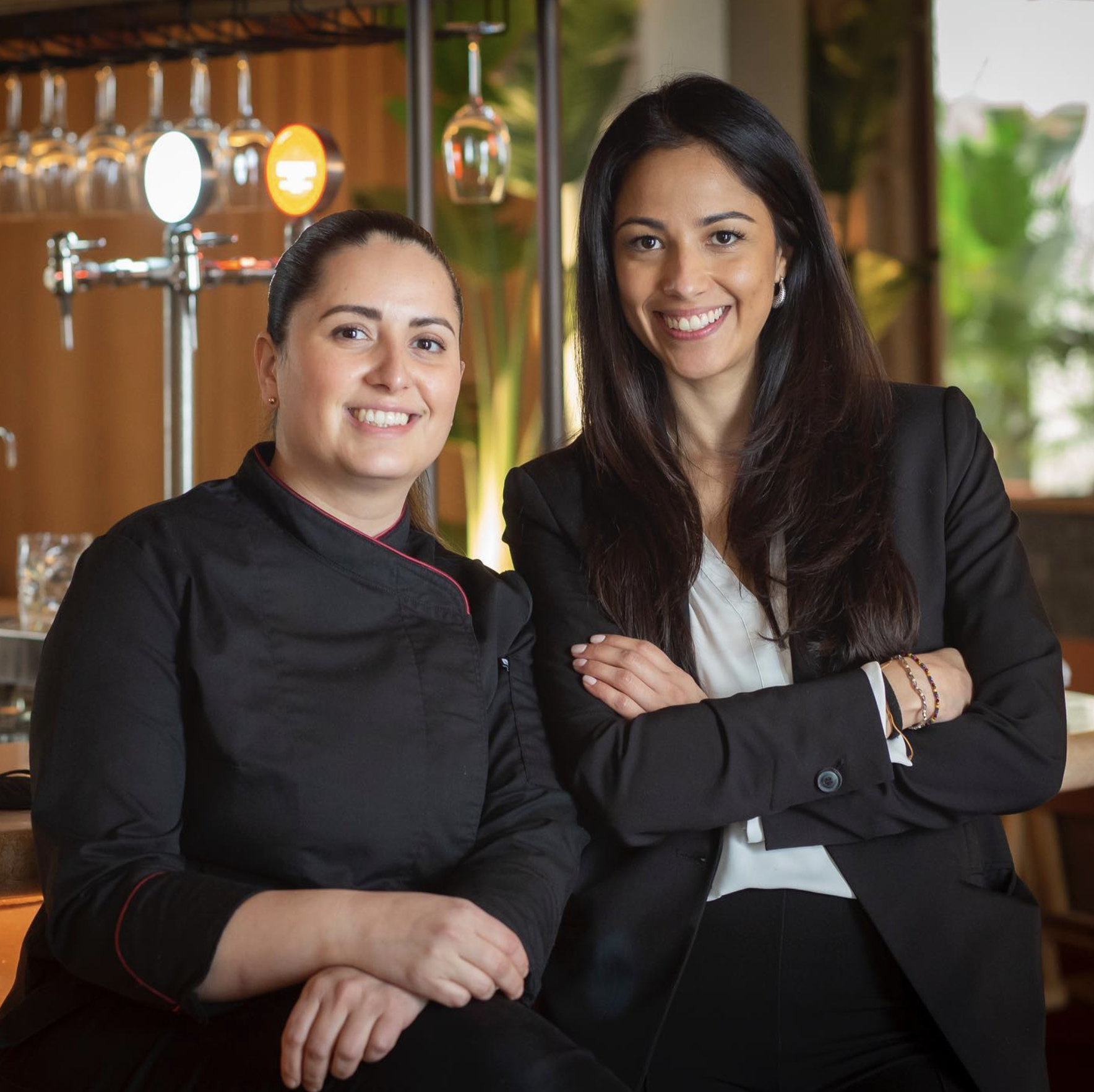 Maggie Ba&ntilde;uelos y Tatiana Allard, jefa de sala y jefa de cocina de Barracuda MX y Mantarraya MX