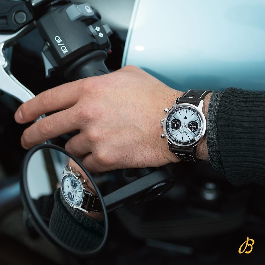 Reloj y motocicleta