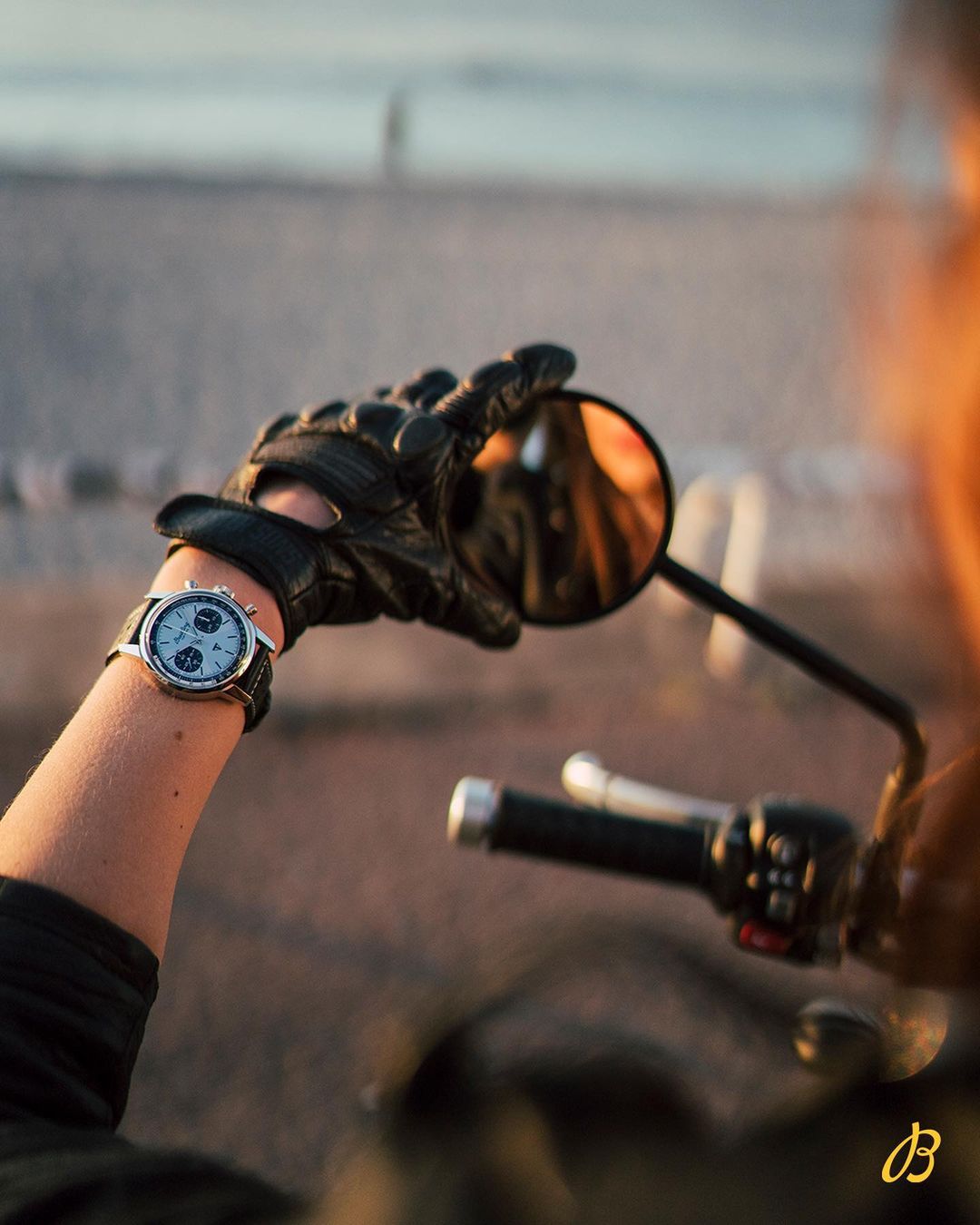 Reloj y motocicleta