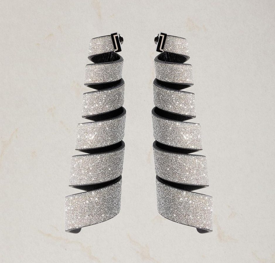 Pendientes en forma de espiral hecho en piel.