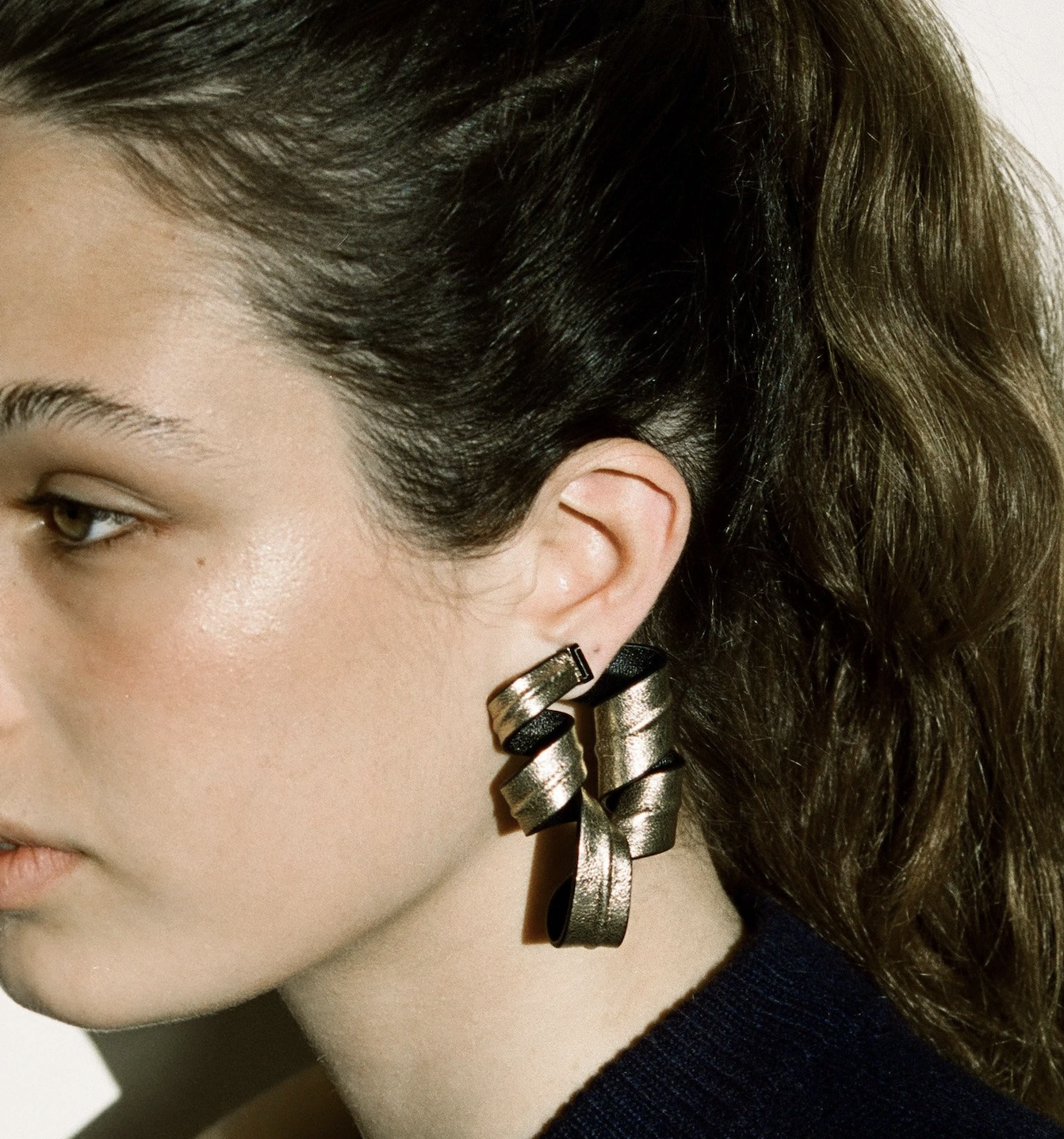 Pendientes Nastro, de diseño elegante y vanguardista.