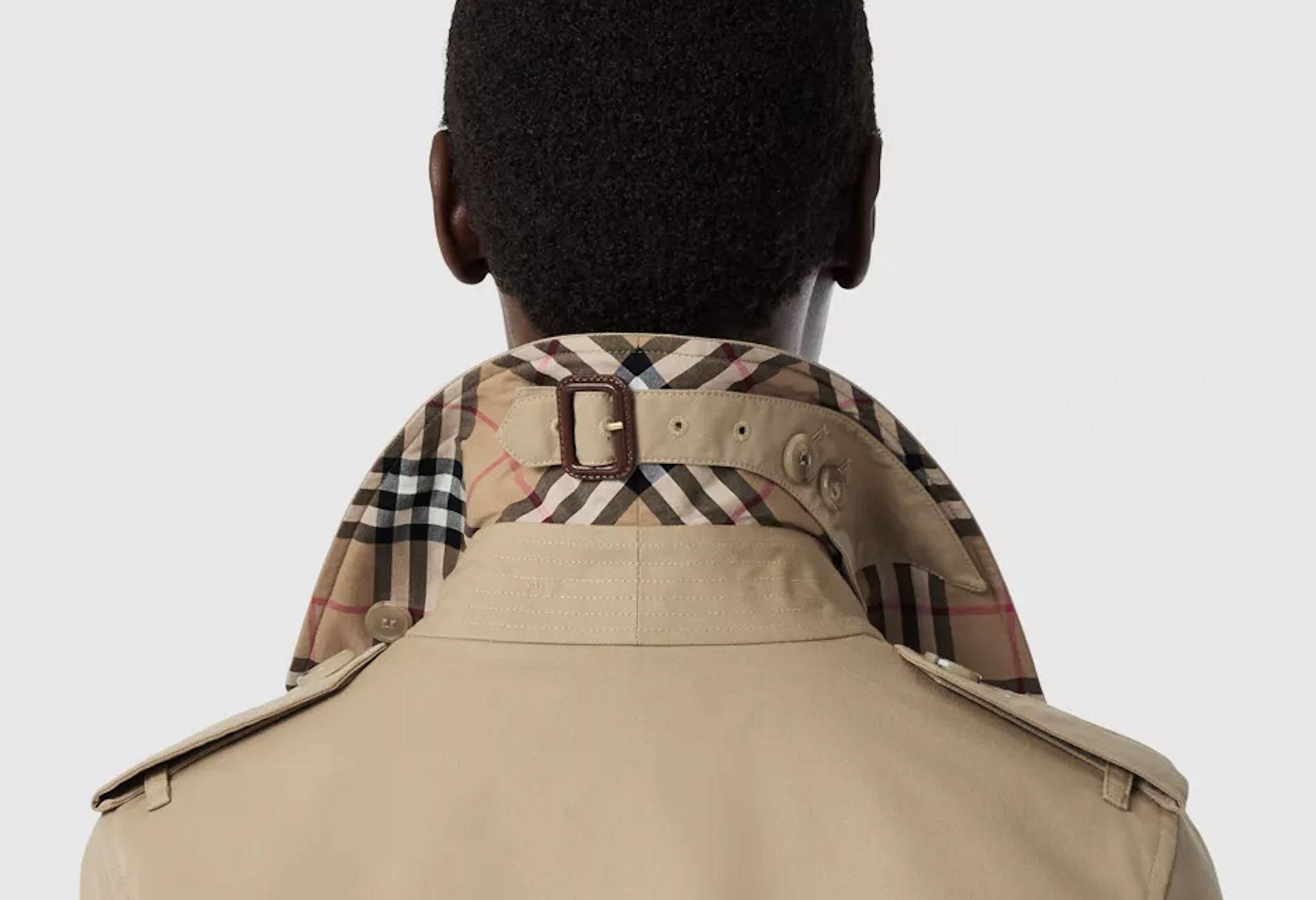 Detalles a cuadros del trench coat.