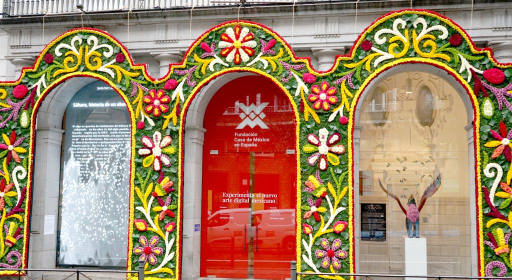 Fachada primaveral de la Fundaci&oacute;n Casa de M&eacute;xico
