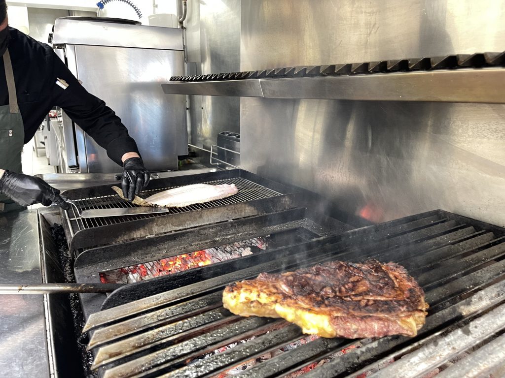Carne a la brasa en el restaurante Essentia