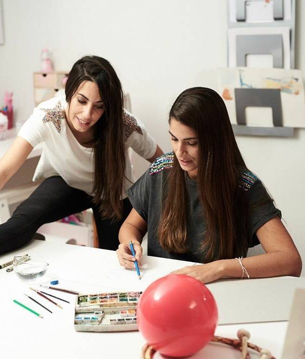 Almudena Cid y la ilustradora María Emegé.