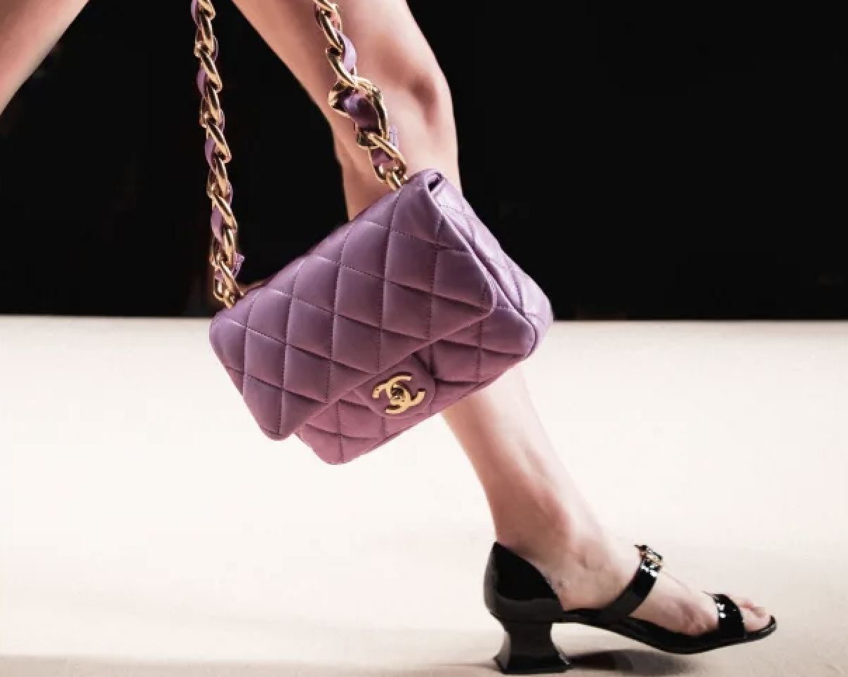 Bolso, de Chanel.