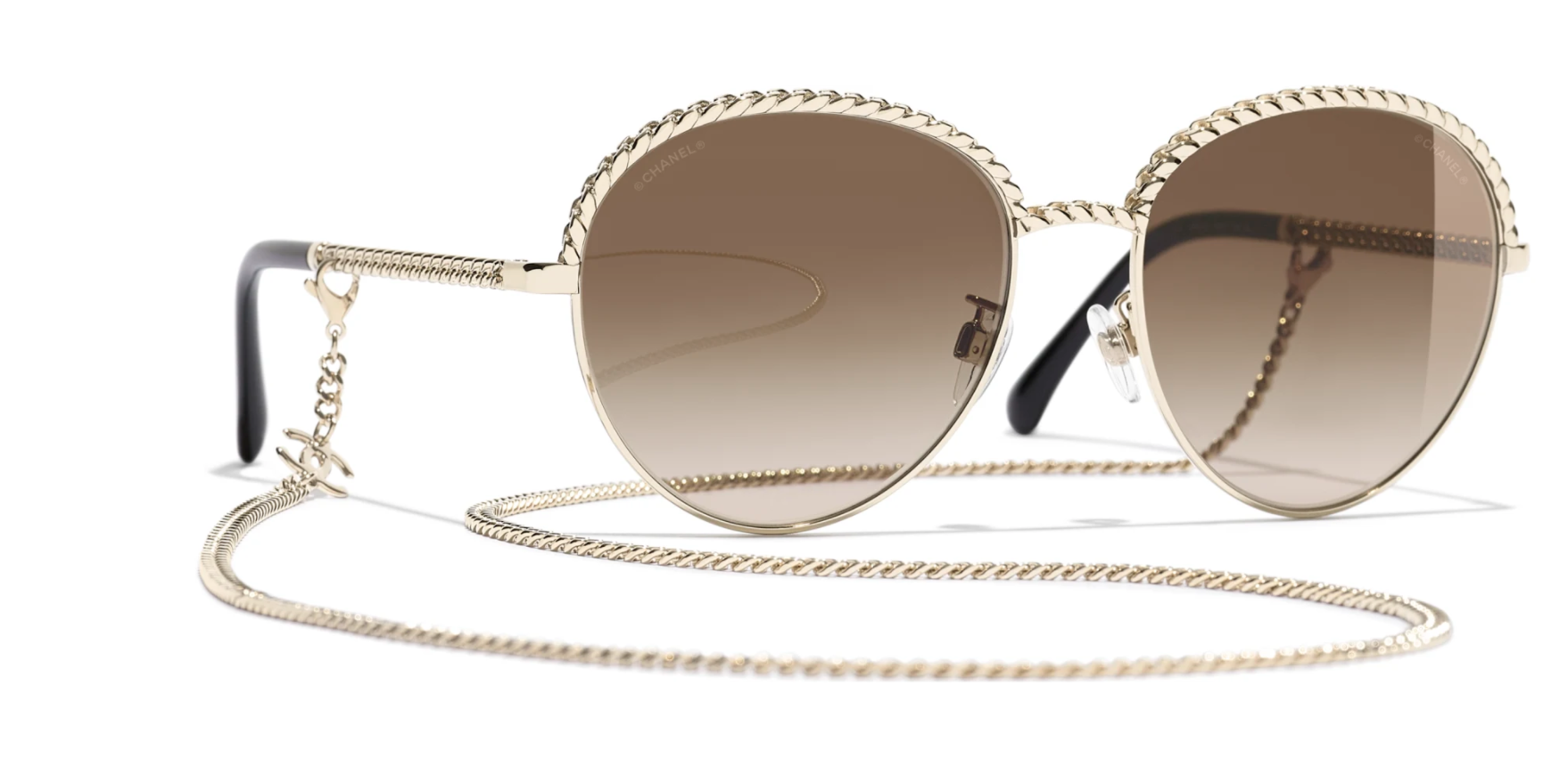 Gafas de sol, de Chanel.