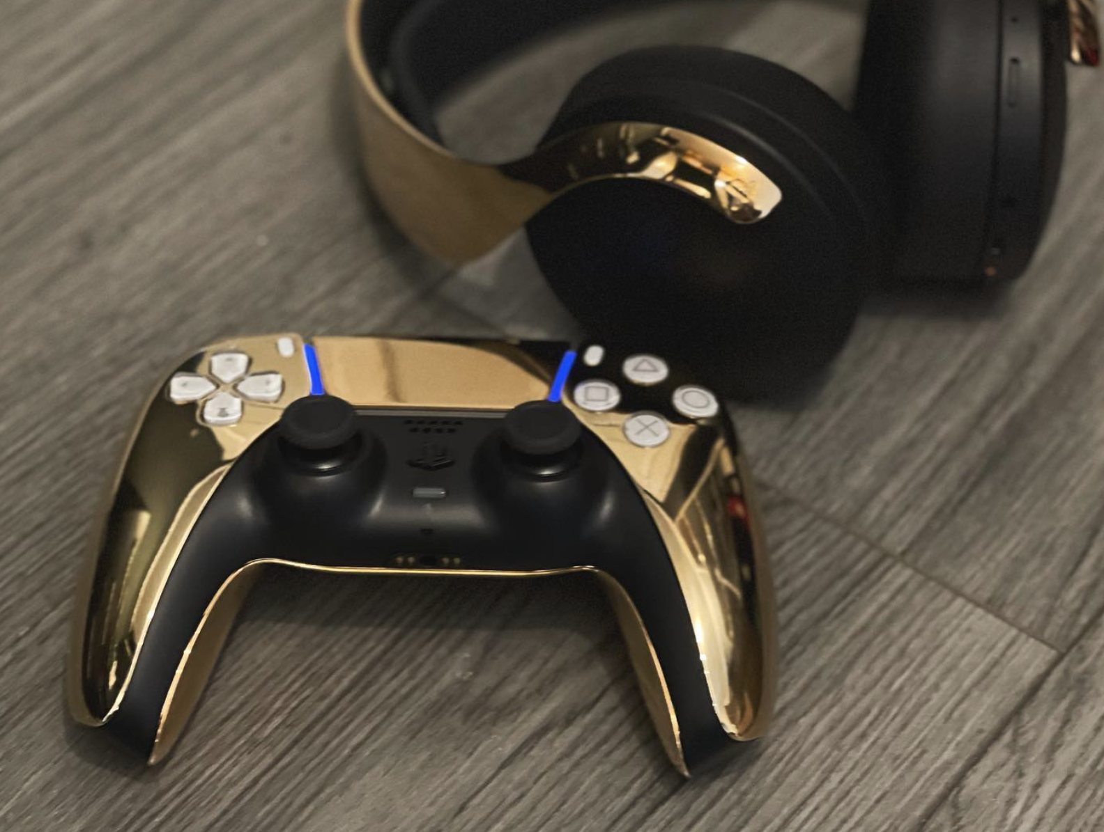 Mando y auriculares en oro.