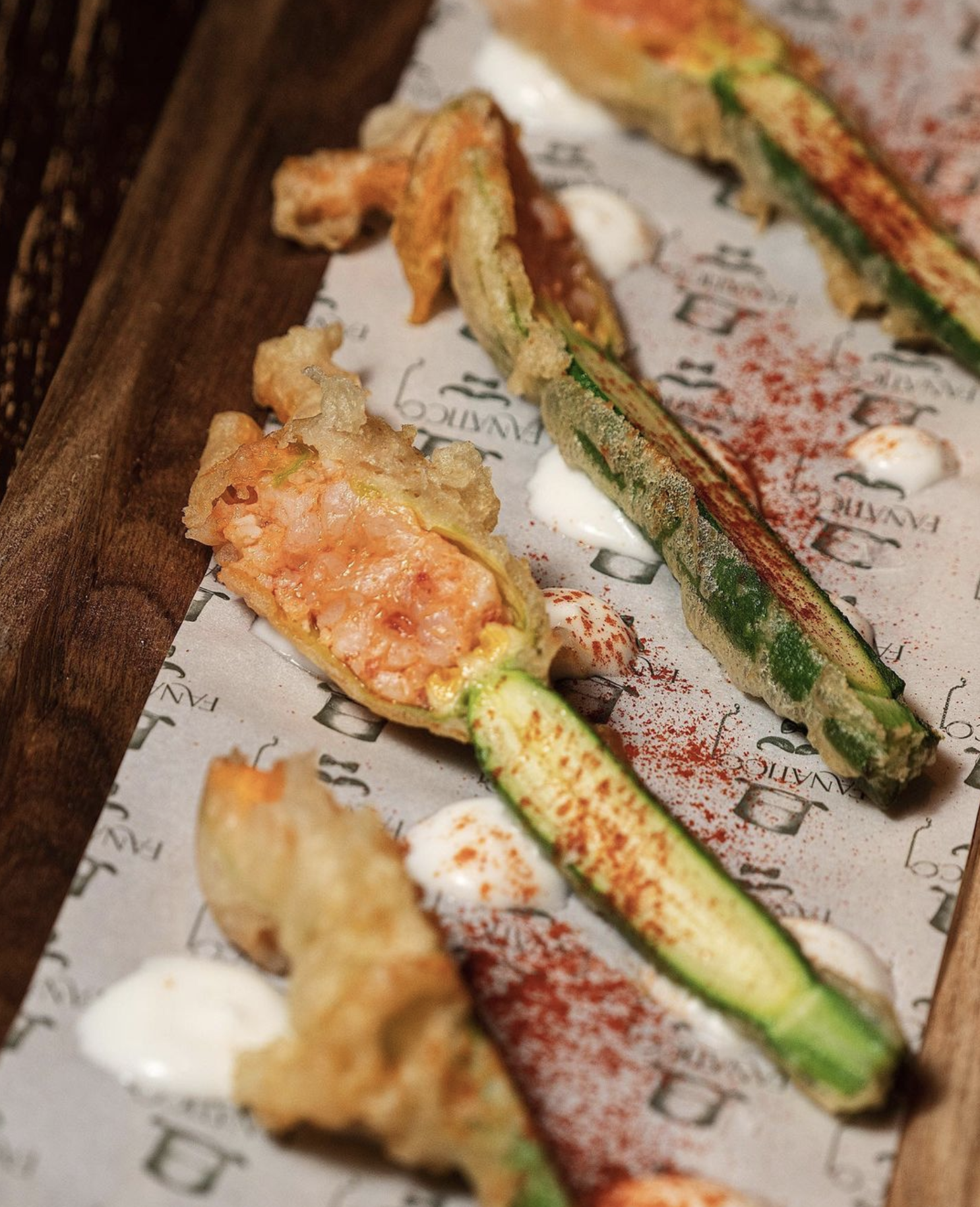 Flor de calabacín en tempura relleno de gambas