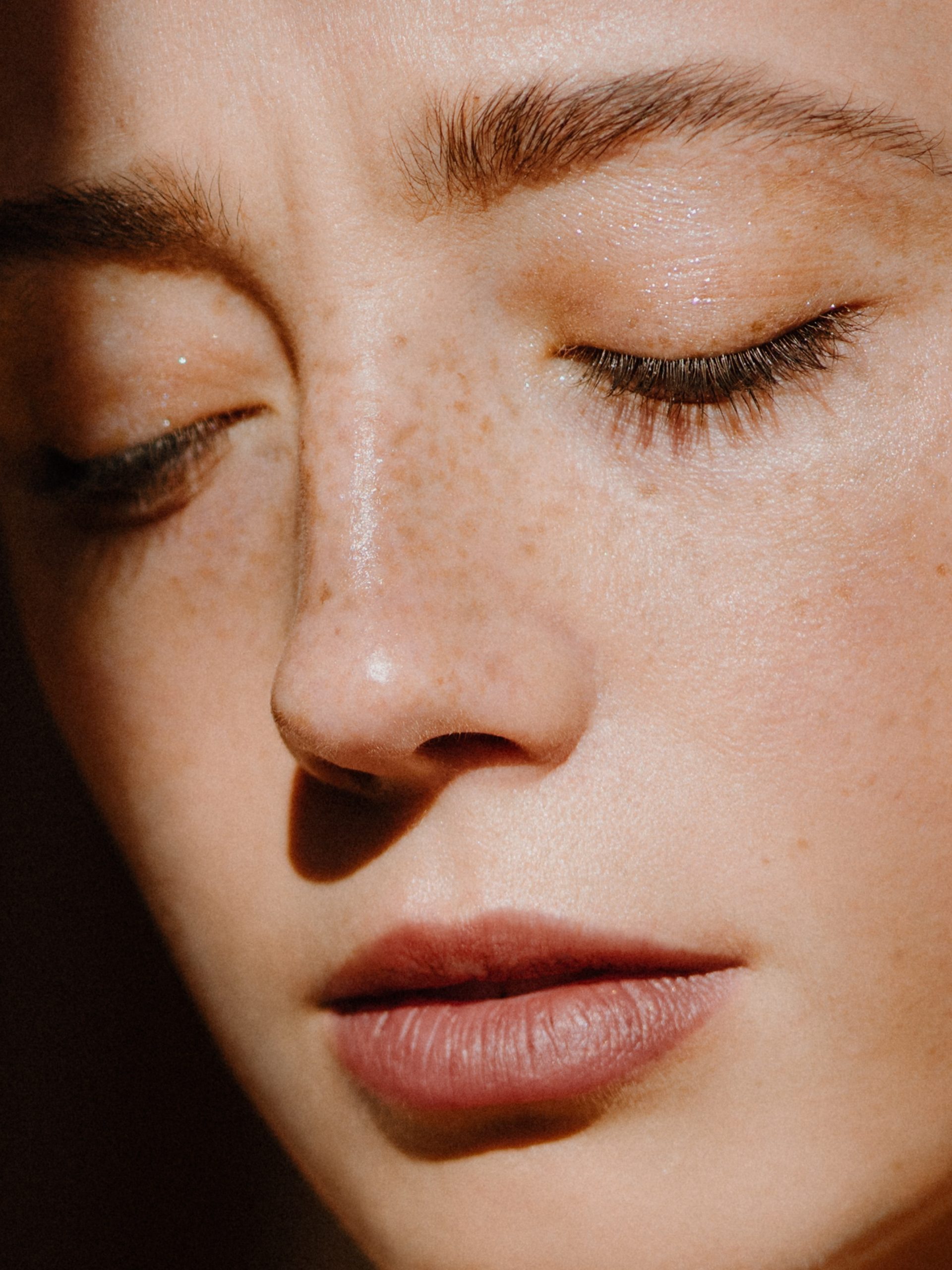 Chica con pecas y cutis bonito