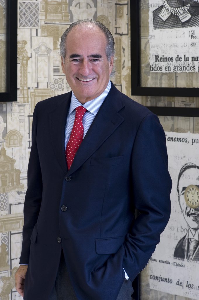Retrato del Dr. Javier de Benito, experto en cirug&iacute;a maxilofacial