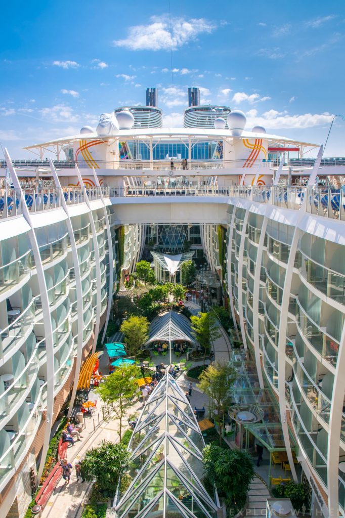 Una de las terrazas interiores del 'Wonder of the Seas'