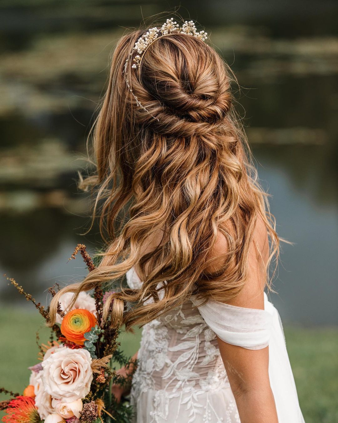 Peinado de novia suelto con ondas.