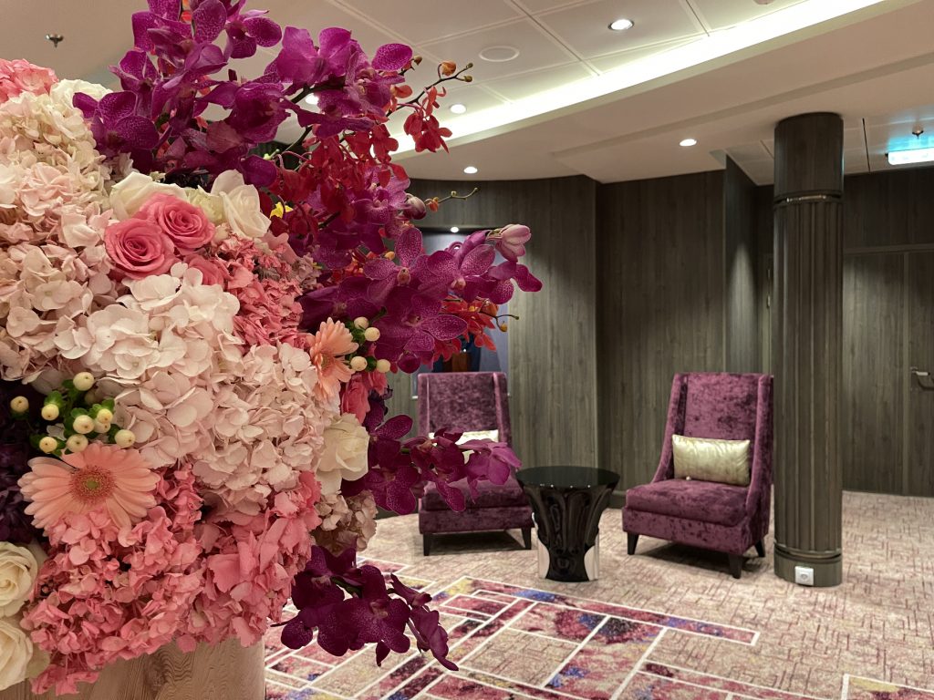 Flores en el Main Dining del crucero 'Wonder of the Seas'