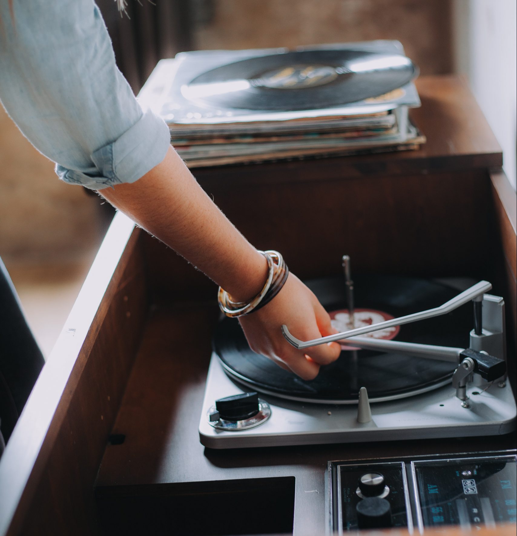 Escuchando discos de vinilo.