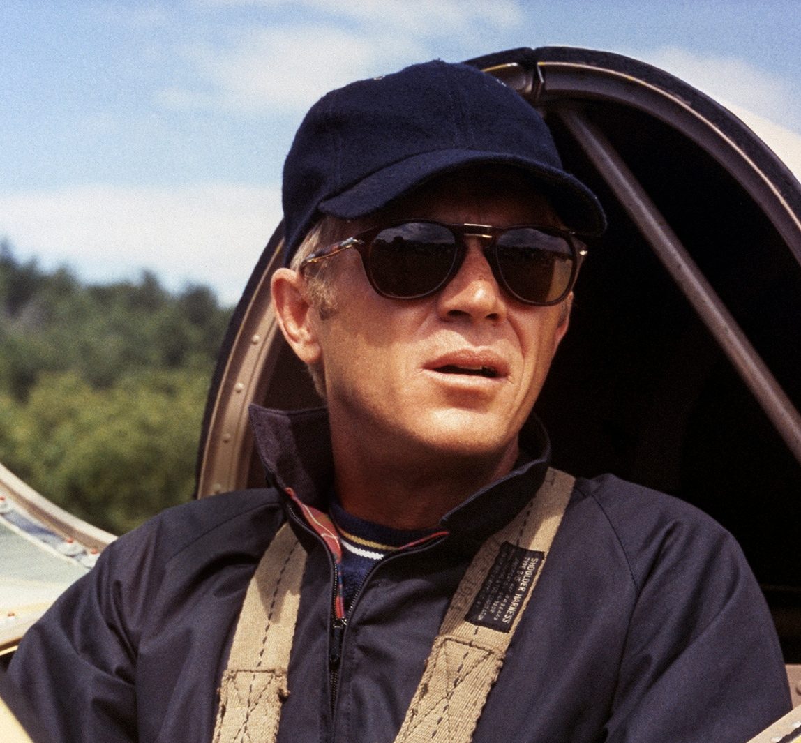 Steve McQueen con gafas de sol Persol.