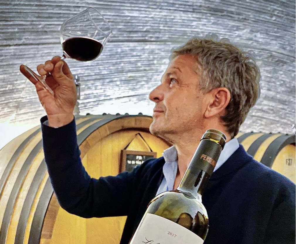 Álvaro Palacios degustando uno de sus vinos.