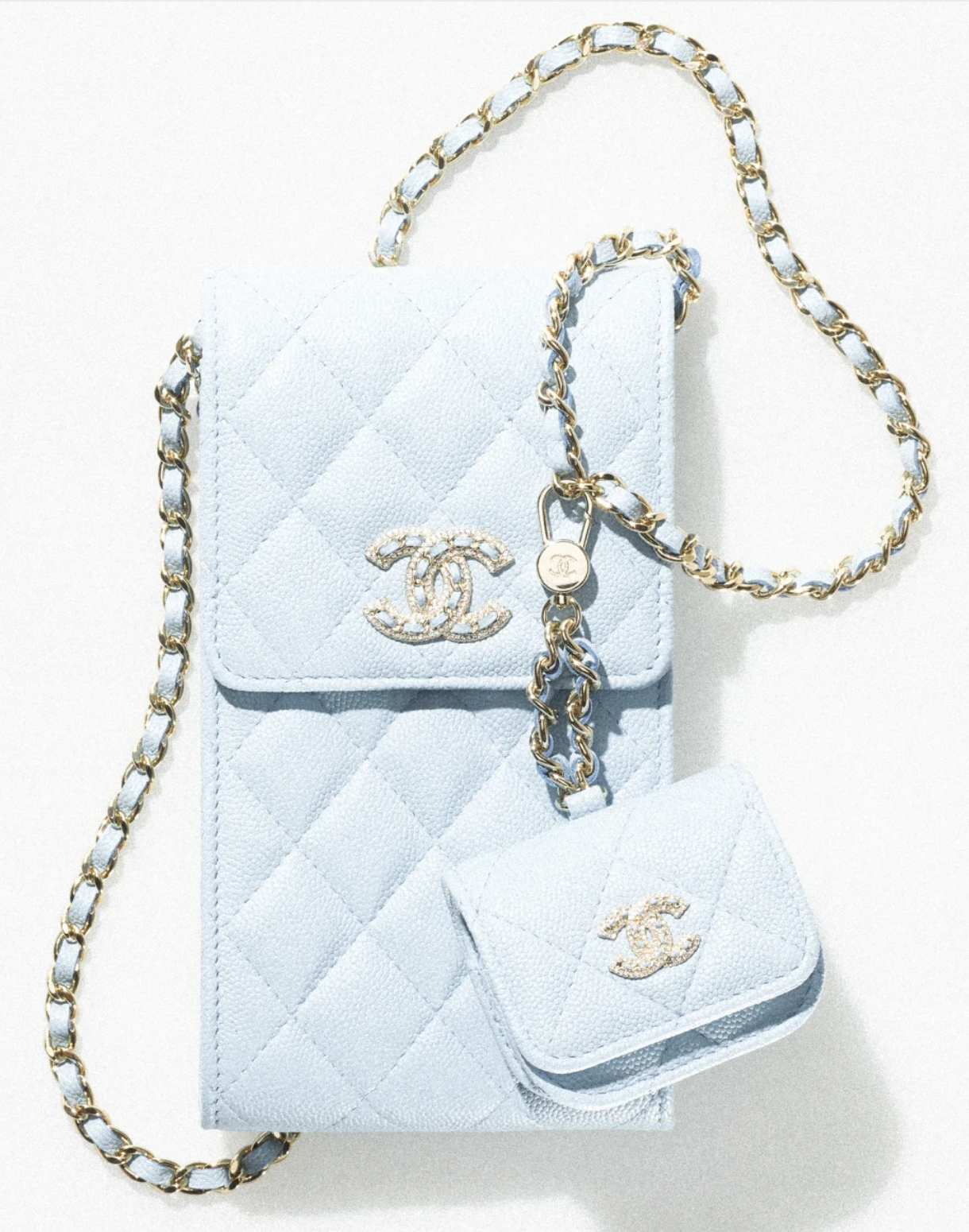 Funda de móvil y Airpods, de Chanel.