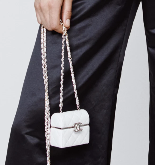 Funda Airpods Pro de Chanel.