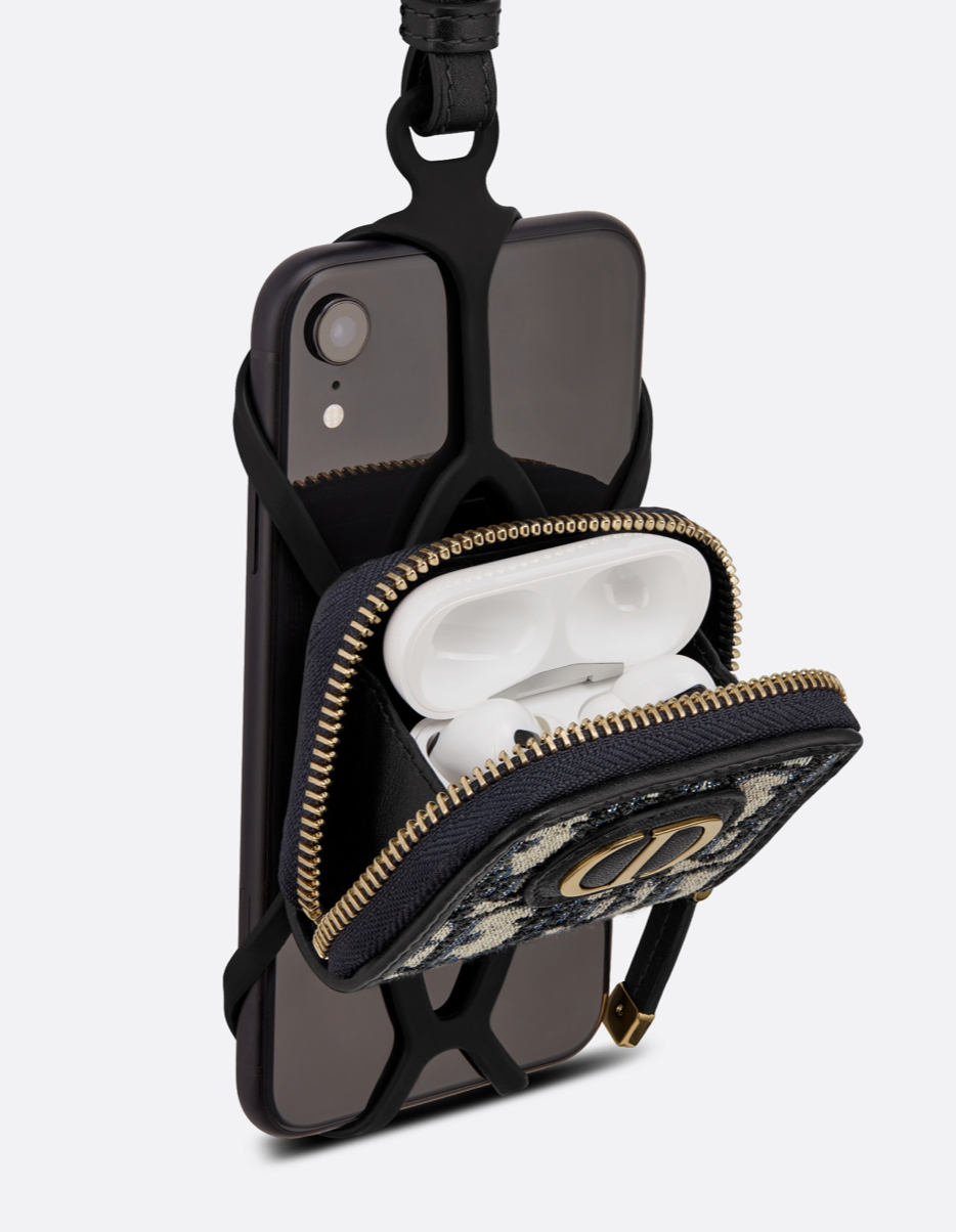 Funda de móvil y Airpods Pro de Dior.