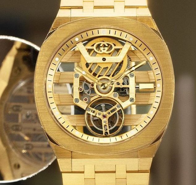 relo Gucci Gucci 25H en oro.