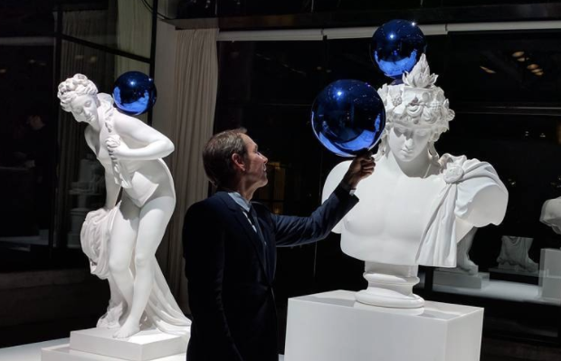 Jeff Koons con una de sus obras Koons X Google.