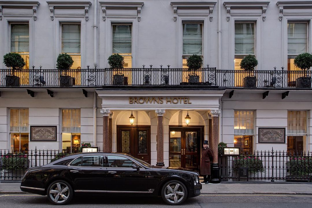 La fachada de Brown's Hotel