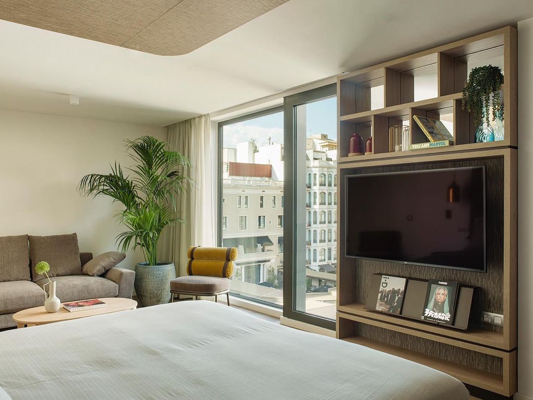 Una de las suites de ME Barcelona llena de libros
