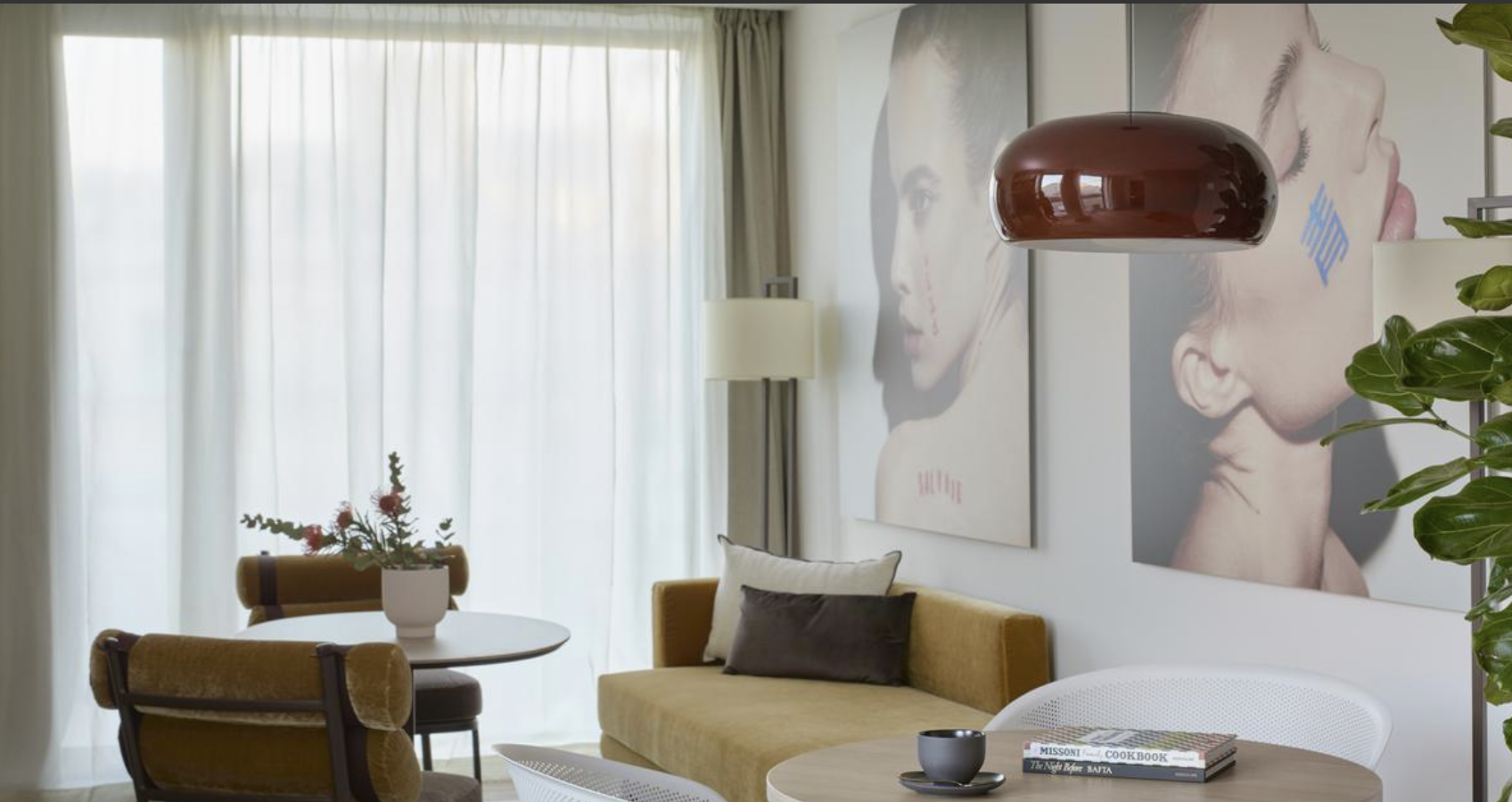 Una de las suites de ME Barcelona llena de libros
