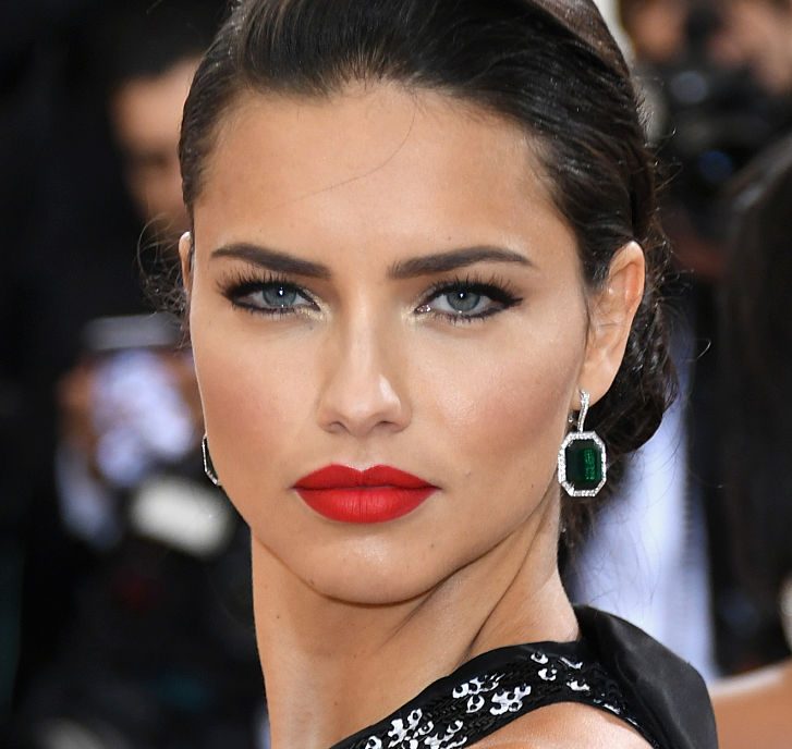 Adriana Lima en la gala del Met 2017