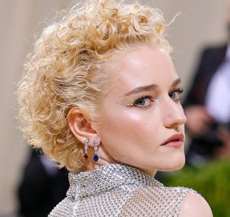 Julia Garner en la Gala del Met 2021