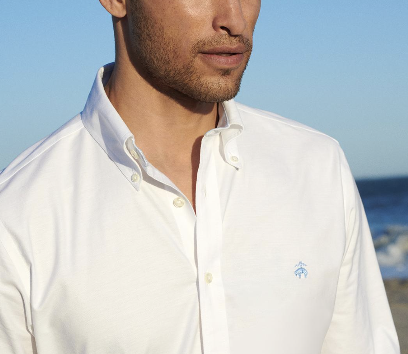 Camisa blanca con cuello americano de Brooks Brothers.