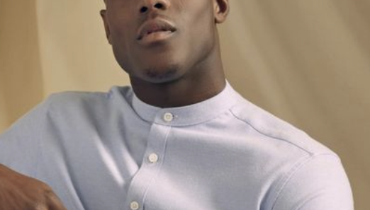 Camisa blanca con cuello Mao.