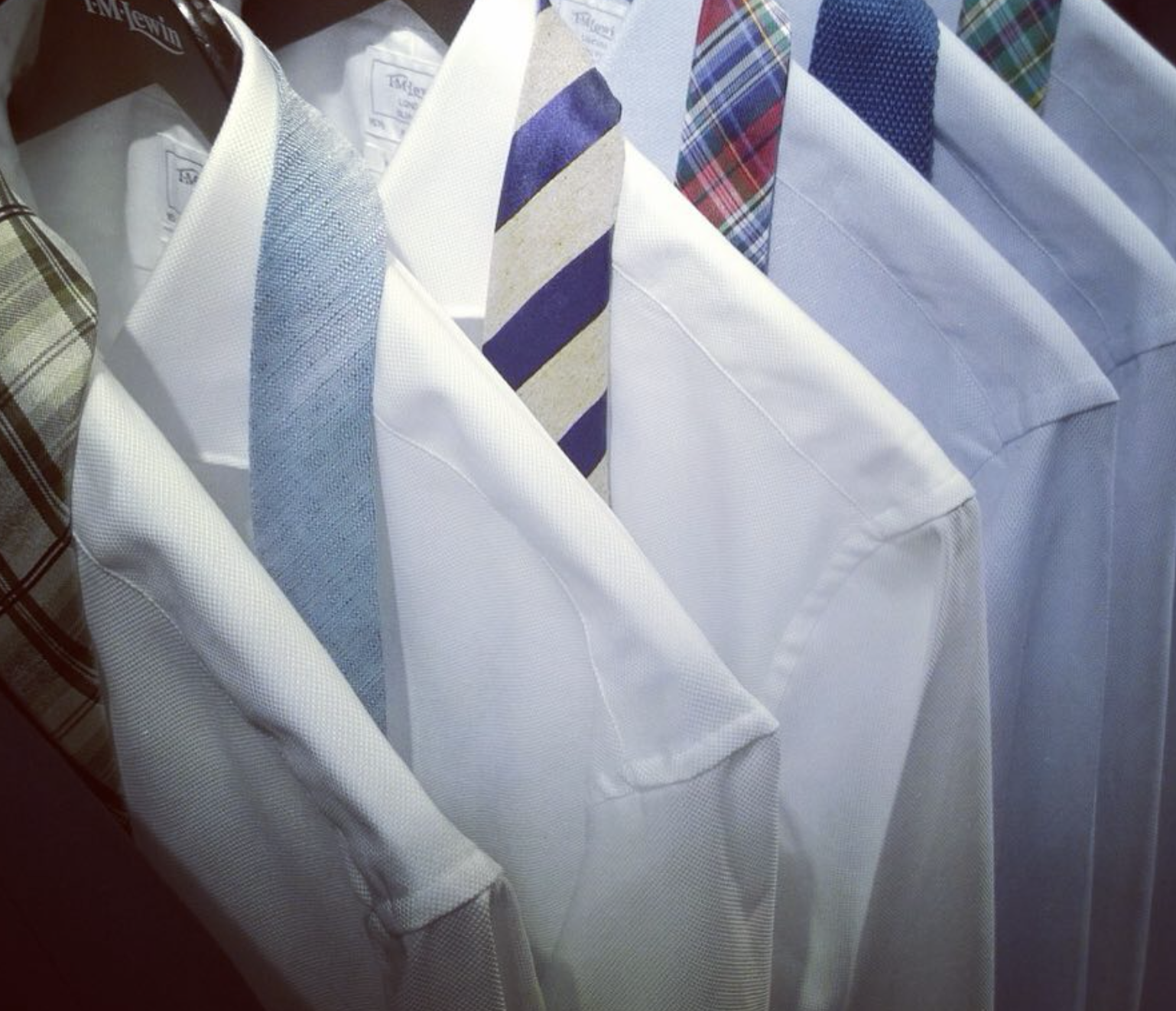 Camisas blancas.