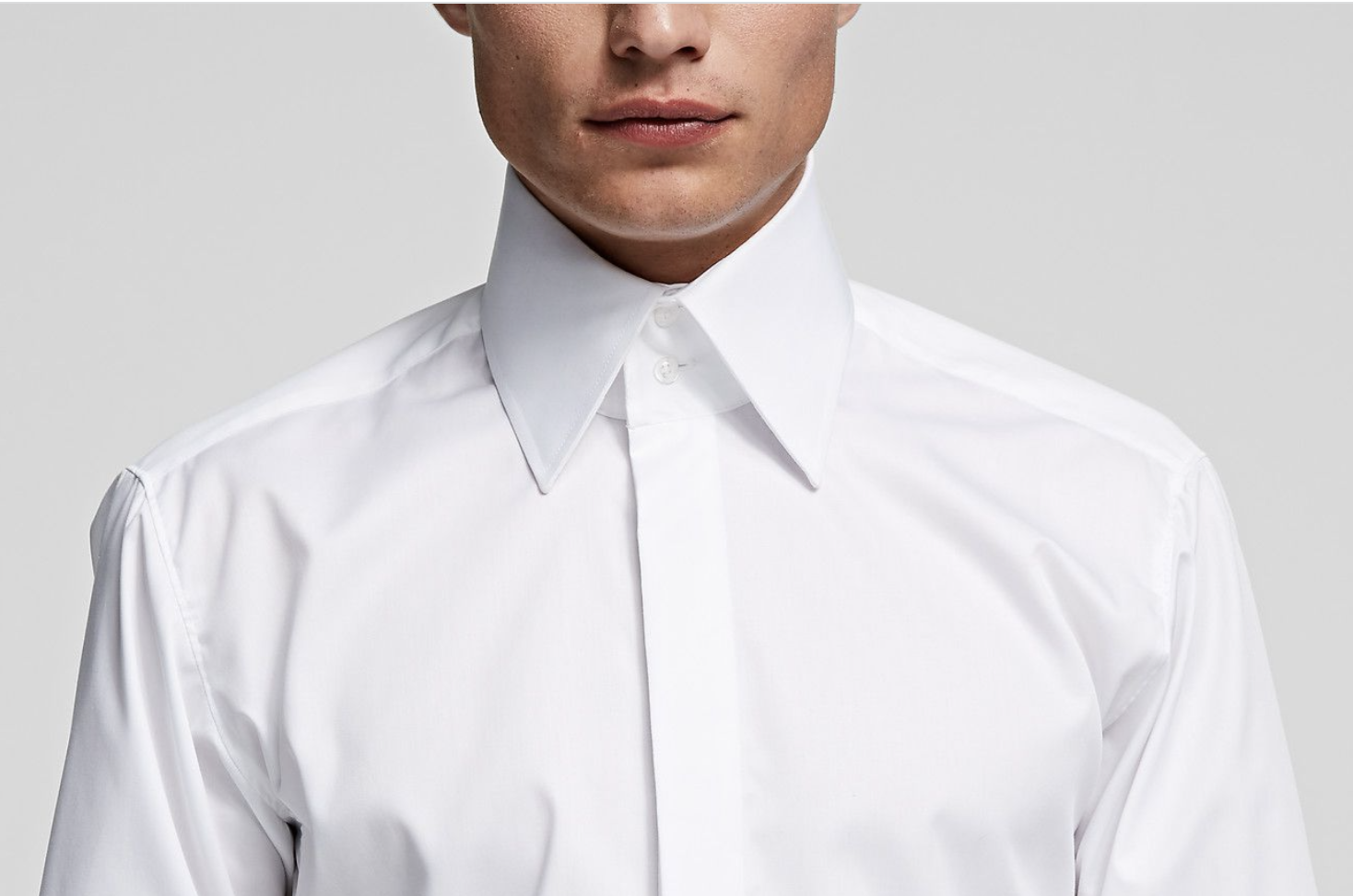 Camisa blanca con cuello ingl&eacute;s.
