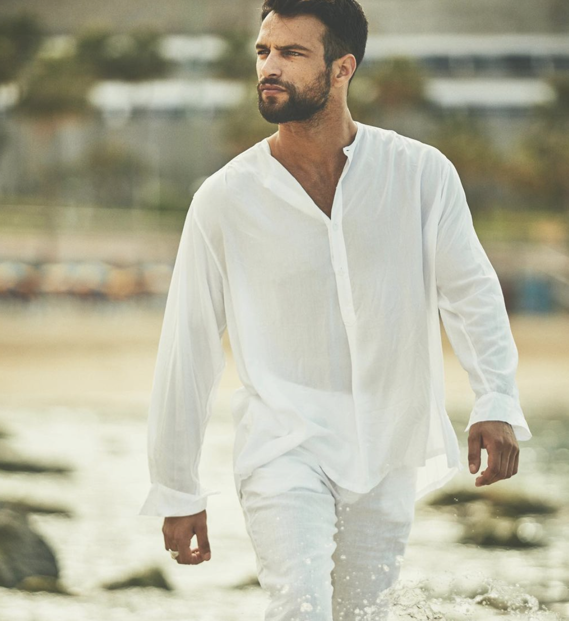 Jesus Castro con camisa blanca de cuello Mao