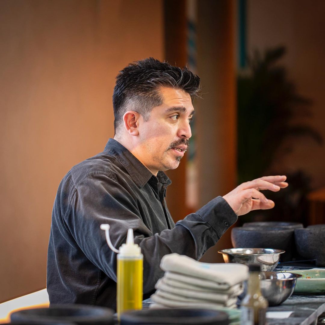 Roberto Ruiz cocinando