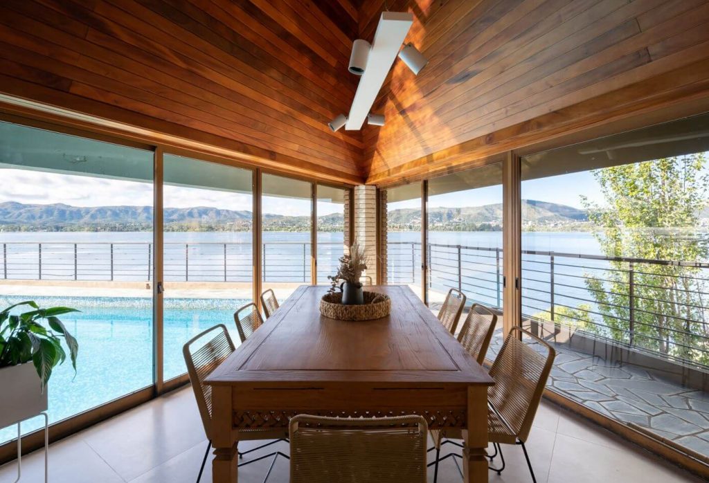 Interior de una casa en el lago en la provincia argentina de Córdoba