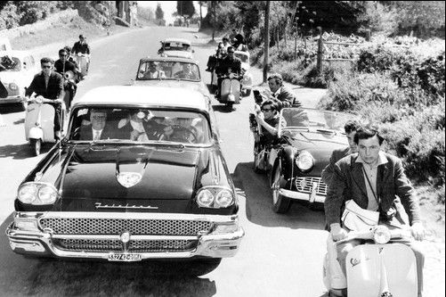 El actor Marcello Mastroianni en la pelícila ‘La Dolce Vita’ persiguiendo en Vespa a los famosos