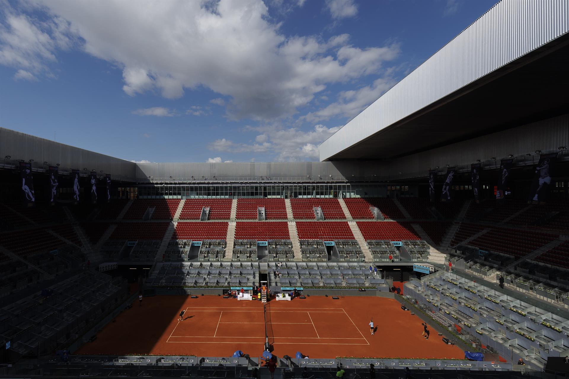 Vista de la pista Manolo Santana de la Caja M&aacute;gica antes del inicio del Mutua Madrid Open 2022