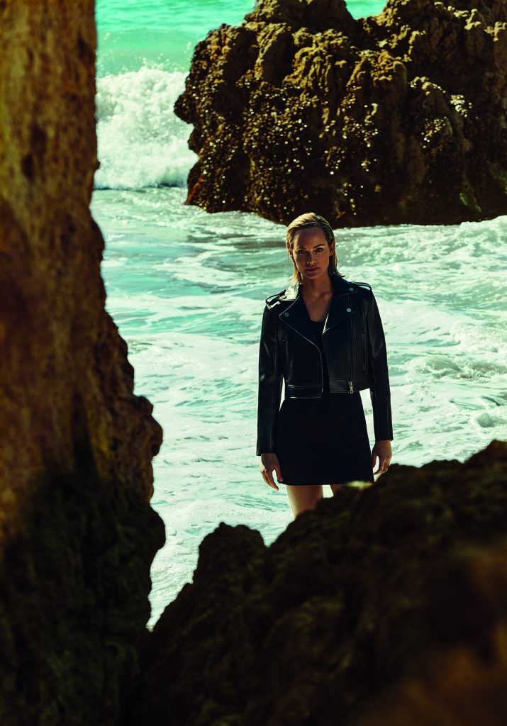 Amber Valletta en el mar luciendo prendas de su colección sostenible
