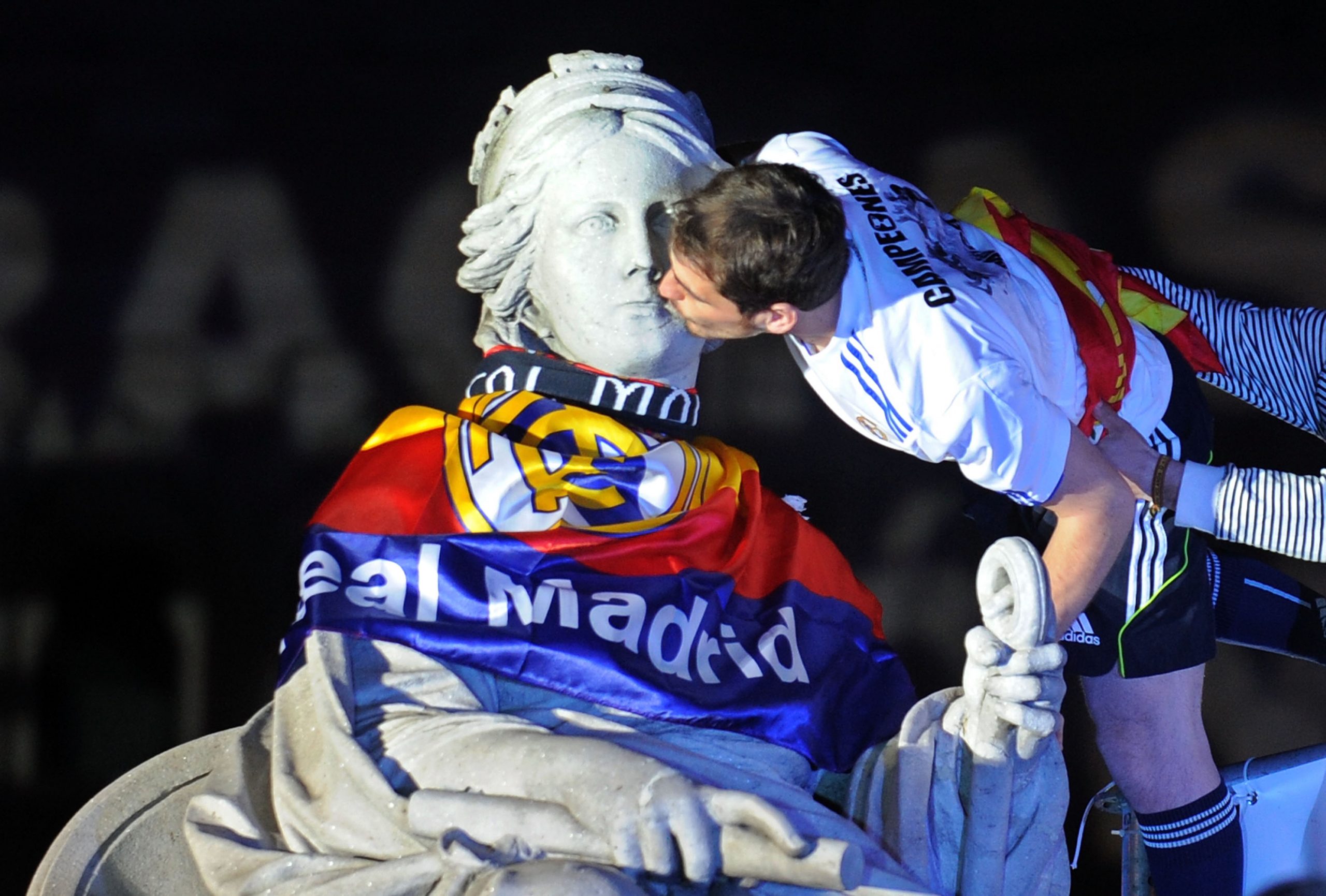 Real Madrid celebrando la victoria en la Fuente de Cibeles