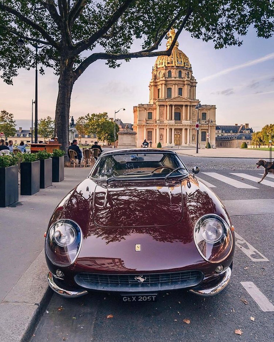 Coche antiguo en Par&iacute;s
