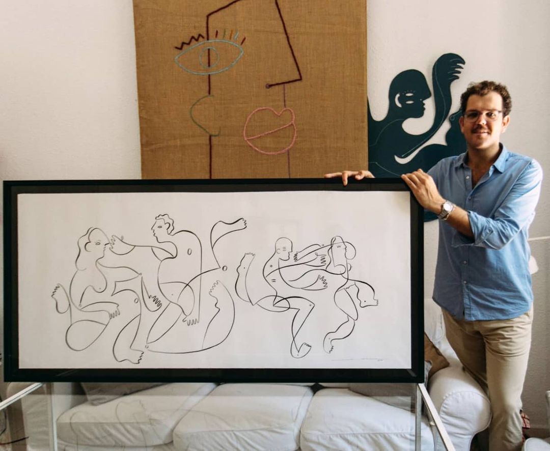 El artista Jaime Abaurre con su obra