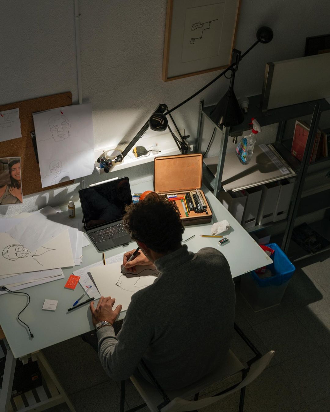 El artista Jaime Abaulla dibujando