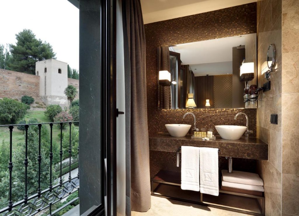 Ba&ntilde;o en el hotel granadino Washington Irving