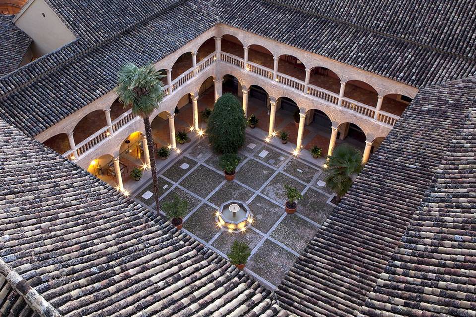 Clautro del hotel Palacio Santa Paula en Granada